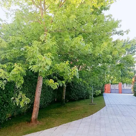 شقة With 3 Bedrooms In With Enclosed Garden And Wifi *
